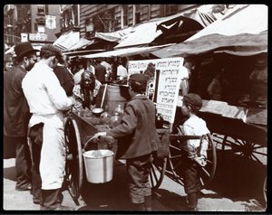 孩子们在1898年纽约海丝特街购买饮料的视图（银色明胶打印）