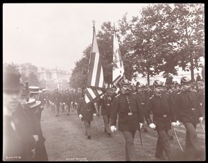 1897年在英国伦敦游行的波士顿古代炮兵的视图（银色明胶打印）