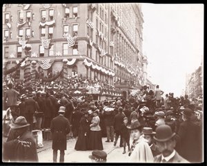 1899年纽约第五大道杜威游行期间第34街华尔道夫酒店附近人群的视图（银色明胶印刷）