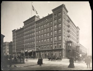 温莎酒店位于第五大道，从第46街到第47街，纽约，1898年（银色明胶印刷） 作者 拜伦公司