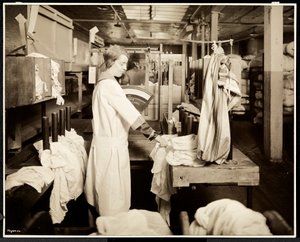 女性在1928年纽约东哈莱姆市第118街118号Carolyn洗衣店标记洗衣袋（银色明胶印刷）