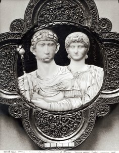 Cameo描绘了Honorius皇帝（395-423）和他的妻子Maria（象牙和金属）（另见189591） 作者 拜占庭