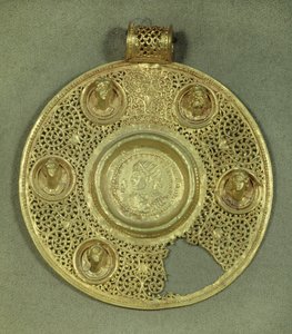 金质圆形纪念章：君士坦丁一世大帝（公元270-337年）于公元321年在锡尔米乌姆击球，在一个opus interrasile框架内，装饰有5个浮雕半身像。公元4世纪。太阳 0,092米 巴黎，卢浮宫博物馆 作者 拜占庭