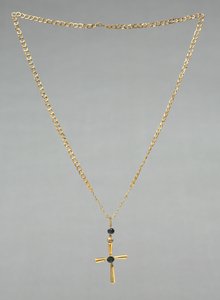 带吊坠十字架的链条，500年代（黄金、蓝宝石和玻璃）。 作者 拜占庭学派