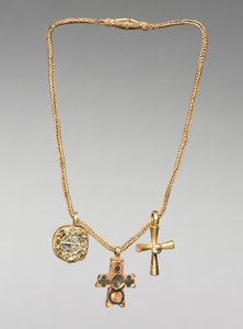 带吊坠和两个十字架的链子，500年代初（金制，带珐琅和玻璃）。 作者 拜占庭学派