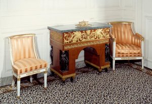 Furniture Premier Empire：印象深刻的 Josephine de Beauharnais (1763-1814) 的办公室，由 Jacob 兄弟（19 世纪）根据 Charles Percier 和 Pierre Fontaine 的画作设计。 1800 凡尔赛宫，大特里亚农宫 作者 C. 和 Fontaine P. Percier