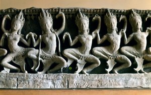 apsaras，非常年轻和美丽的生物，在因陀罗的院子里跳舞。印度教的神话。高棉艺术，巴戎寺