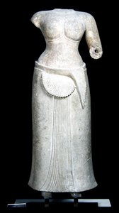 4至9世纪，柬埔寨罗鲁斯（Balou）的巴孔庙（Bakong Temple）中的女性神性（砂岩） 作者 柬埔寨语柬埔寨语
