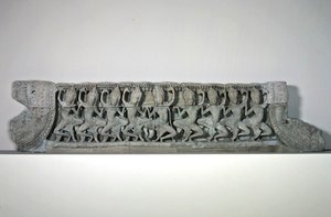从吴哥城（Angkor Thom）的巴戎（Bayon），山饰显示九种跳舞芦笋，于12世纪晚期至13世纪初（砂岩） 作者 柬埔寨语柬埔寨语