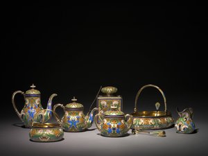 1896年和1896-1906年之前的热水罐，有盖糖罐，茶叶罐，茶壶，糖钳，柠檬叉，糖篮，蛋糕篮，奶油投手，滤茶器和糖筛 作者 卡尔·法贝热