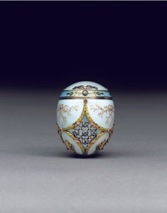罕见的镶有宝石的两色鸡蛋bonbonnière，1896-1908年 作者 卡尔·法贝热