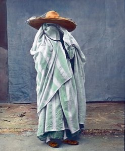 摩洛哥，蒙着面纱的摩尔人，图片日期：约 1910 年。卡尔-西蒙档案馆