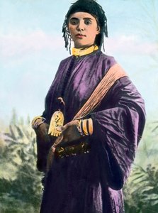 摩洛哥，年轻女性肖像，图片日期：约 1910 年。卡尔-西蒙档案馆