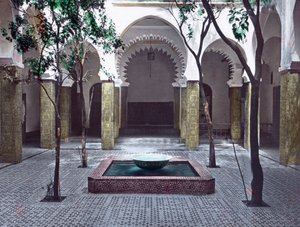 摩洛哥北部，丹吉尔，大使馆庭院，拍摄日期：约 1910 年。卡尔-西蒙档案 作者 卡尔·西蒙