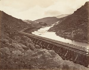 尤里卡石英磨坊和水槽，内华达州，1875年，约1876年印刷。 作者 卡尔顿·埃蒙斯·沃特金斯