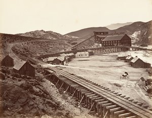 尤里卡石英磨坊和水槽，内华达州，1875年，约1876年印刷。 作者 卡尔顿·埃蒙斯·沃特金斯