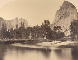 河流景观，顺着山谷，大教堂岩石在左边，1861年，优胜美地。 作者 卡尔顿·埃蒙斯·沃特金斯