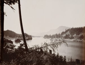 哥伦比亚河上的风景，喀斯特地貌，1867年。 作者 卡尔顿·埃蒙斯·沃特金斯