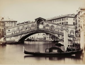大运河的看法有Ponte di Rialto的在威尼斯。大约1865-1875年