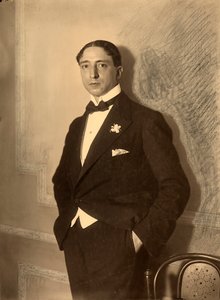 记者Luigi Barzini穿着正式服装的肖像