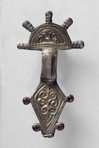Radode-Headed胸针，来自Marchelepot，Somme，可能是Carolingian，c.7-10世纪（镀金铜合金）