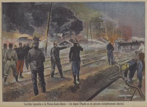 在巴黎La Plaine-Saint-Denis的一场大火中摧毁一个石油和汽油库