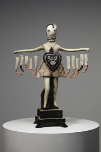黑色的心》，2013 年（木头、粘土、布料、颜料、玩偶部件）
