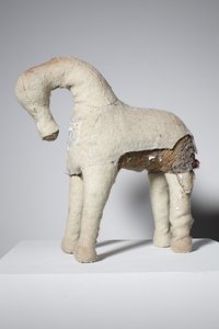 空白，2010 年（毛毡、绳子、羊毛毯） 作者 凯西·皮尔金顿