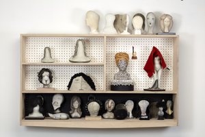 头壳，2016 年（石膏、木材、皮革、毯子、毛毡、油画颜料、织物、镜子、挂板、中密度纤维板） 作者 凯西·皮尔金顿