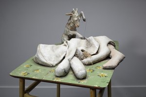 母亲》，2010 年（木材、毯子、稻草、粘土、棉布、钢材、油漆） 作者 凯西·皮尔金顿