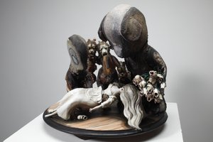 白雪公主》，2010 年（木材、石板、石膏、粘土、织物、颜料）