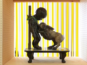 柏油宝宝的奇妙故事》，2010 年（木材、粘土、织物、颜料）