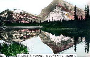 加拿大艾伯塔省班夫的Mount Mount Rundle and Tunnel，c1920年代。 作者 Cavenders有限公司
