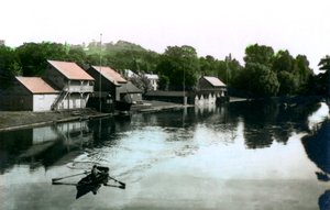 特伦特河畔伯顿，河与船屋，1926年。 作者 Cavenders有限公司