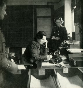 车站情报室，c1943。 作者 塞西尔·比顿（Cecil Beaton）
