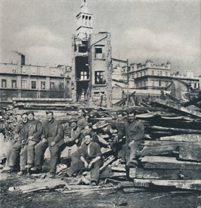 对抗废墟，1941年 作者 塞西尔·比顿（Cecil Beaton）