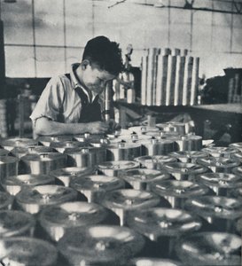 学徒用显微镜测试活塞的硬度，1941年 作者 塞西尔·比顿（Cecil Beaton）