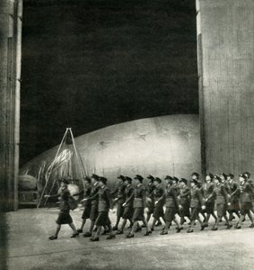 在气球中心，c1943。 作者 塞西尔·比顿（Cecil Beaton）