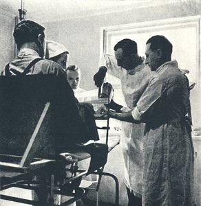 康复医院-脚踝受损，1941年 作者 塞西尔·比顿（Cecil Beaton）