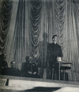 VC J. Nicholson中校强调，纪律对立宪兵的重要性，1941年 作者 塞西尔·比顿（Cecil Beaton）
