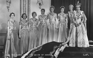 1953年6月2日，加冕女王伊丽莎白女王二世与她的荣誉女仆