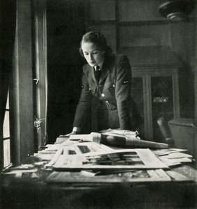 在阅览室，c1943。 作者 塞西尔·比顿（Cecil Beaton）