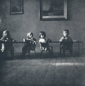 坐着人物的内部，1941年 作者 塞西尔·比顿（Cecil Beaton）