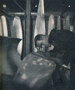 测量螺旋桨叶片，1941年 作者 塞西尔·比顿（Cecil Beaton）