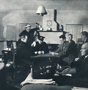 守夜人：消防队放松，1941年 作者 塞西尔·比顿（Cecil Beaton）