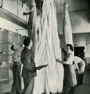 降落伞包装工，c1943。 作者 塞西尔·比顿（Cecil Beaton）