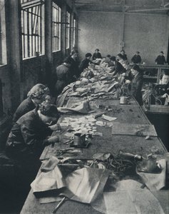 修补气球，1941年 作者 塞西尔·比顿（Cecil Beaton）