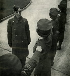 皇家空军军士操练妇女，c1943。 作者 塞西尔·比顿（Cecil Beaton）