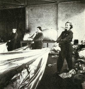修理弹幕气球，c1943。 作者 塞西尔·比顿（Cecil Beaton）
