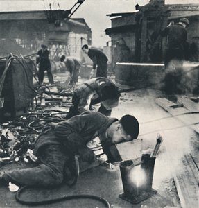 铆接，1941年 作者 塞西尔·比顿（Cecil Beaton）